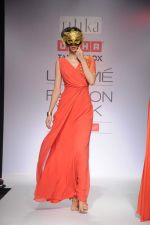Model walk the ramp for talent box ritika karishma shahani show at Lakme Fashion Week Day 4 on 6th Aug 2012 (118).JPG